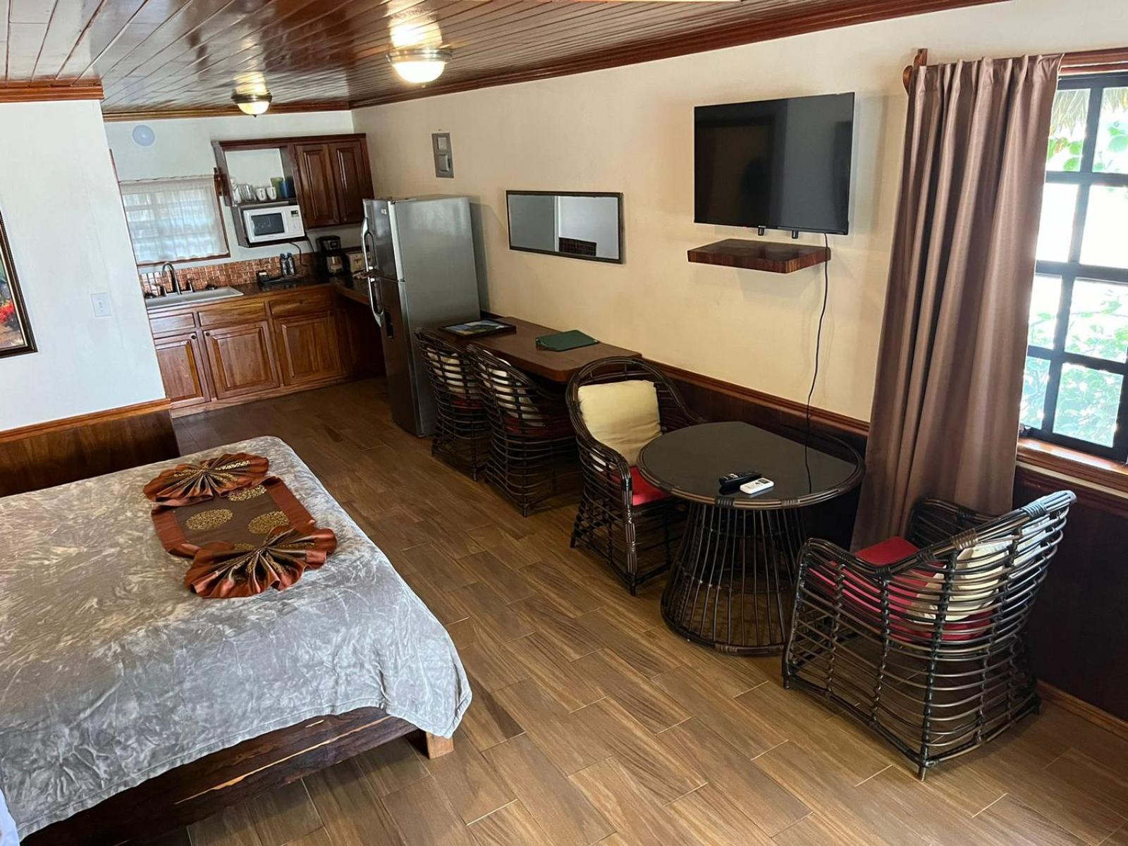 Captain Morgan'S Retreat ซานเปโดร ภายนอก รูปภาพ